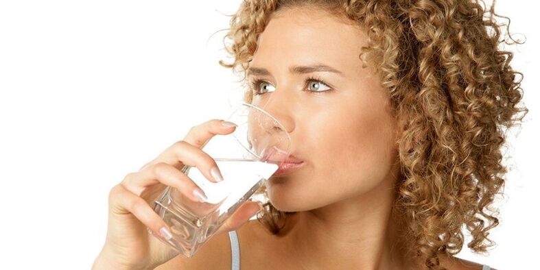 В вашем рационе необходимо пить 1, 5 литра очищенной воды в дополнение к другим жидкостям. 